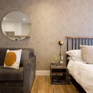 Apartment Romantic In The Heart Of Little Italy By Den, Montreal