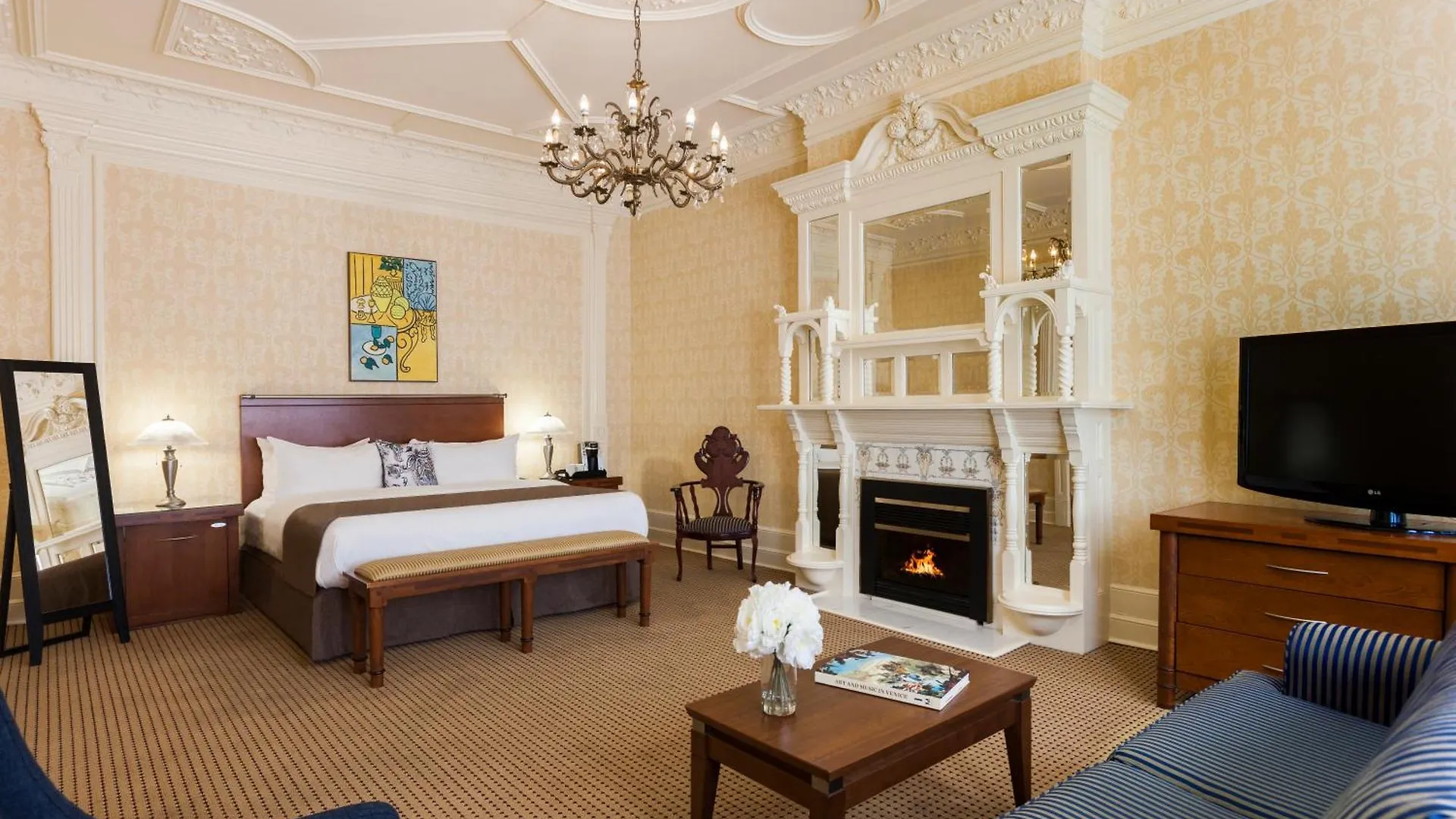 Chateau Versailles Montréal Hotel