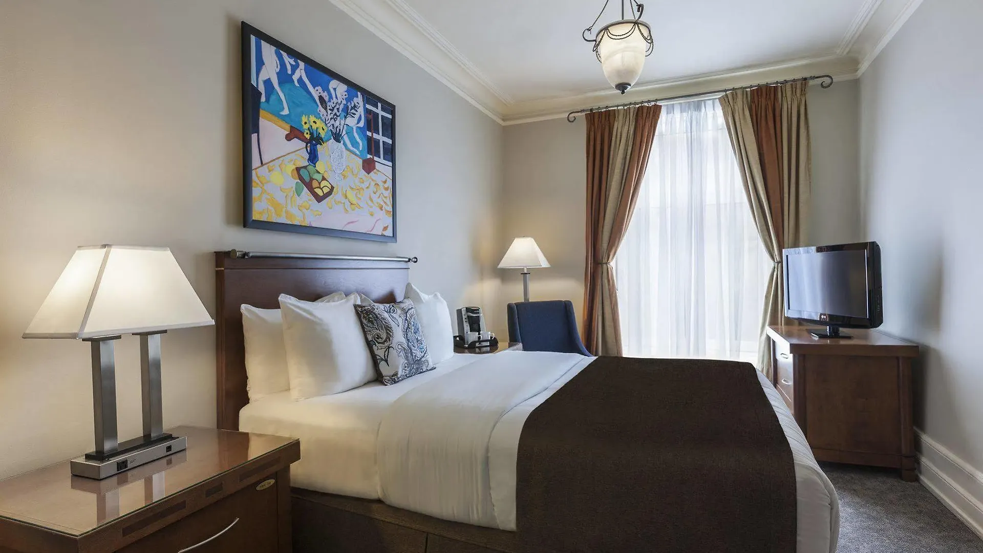 Chateau Versailles Montréal Hotel